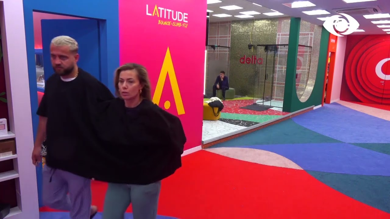 Prova Siameze/ Banorët presin 'parnerët' të kryejnë rutinën e mëngjesit në tualet