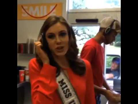 MISS USA trabalha drive thru no Raising Cane's Chicken Fingers