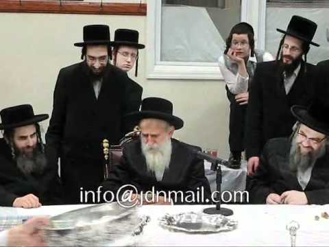 Beis Chaim Shea Rebbe Playing Dreidel Zos Chanuka 5772