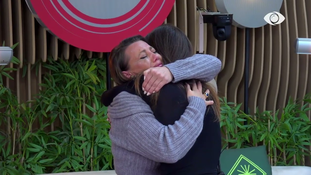 Gerta qëndron e përlotur në oborr, Loredana shkon e përqafon