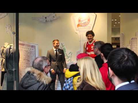 Heiko Schaffartzik und John Bryant als Schaufensterpuppen