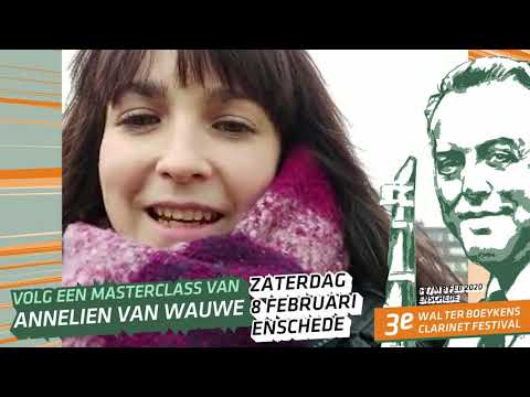 Annelien van Wauwe op de schommel in Enschede.