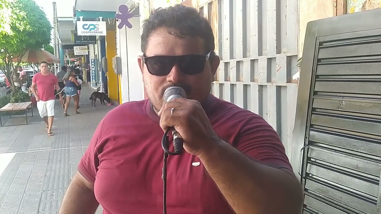 No período da ExpoCrato cantor de porta de loja fez sucesso imitando artistas famosos
