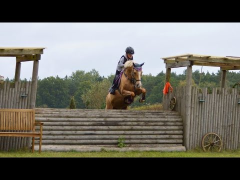 Malu (7) und Duebaree auf einem Geländeplatz am 09.10.2016