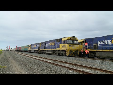 Freight Train Crew Change And Cross Featuring 3PM4 & 6MP4 (16/10/2020) - PoathTV Australian Railways