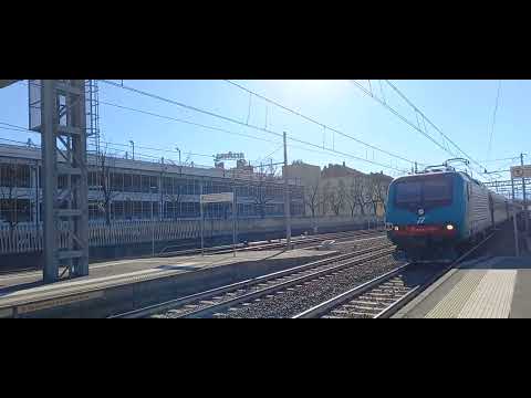 Treno regionale veloce in transito a Torino Stura