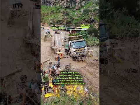 Rescate de volquete atrapado en colapso de puente en la región La Libertad