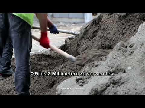 Moos im Rasen bekämpfen: Mit Sand für gesundes Gras