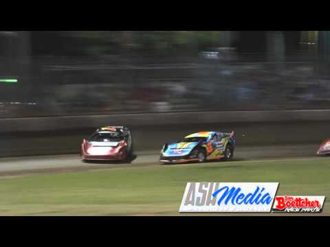 Super Sedans: Gartner and Williams Run to the Line - Rockhampton Speedway