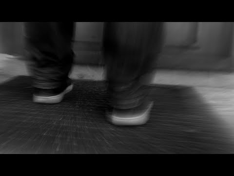 Popelnici chtěl prohodit oknem hospody, nakonec s ní poškodil zaparkované auto