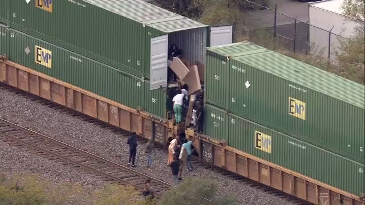 Armed thieves break into, loot train cars on West Side