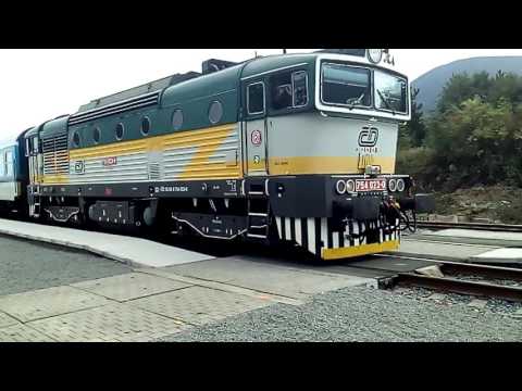 Odjezdy vlaků Os 3167 a Sp 1644 ve stanici Veřovice