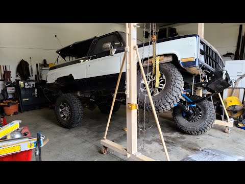 Eric and Mike flex out Murph the '86 Jimmy and measure for shock length #uintagarage