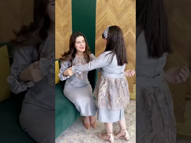 فستان الأم بيبي بلو بتطريز وردي