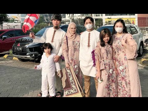 Lebaran, Ahmad Dhani Tampil Kompak Dengan Anak Sambung