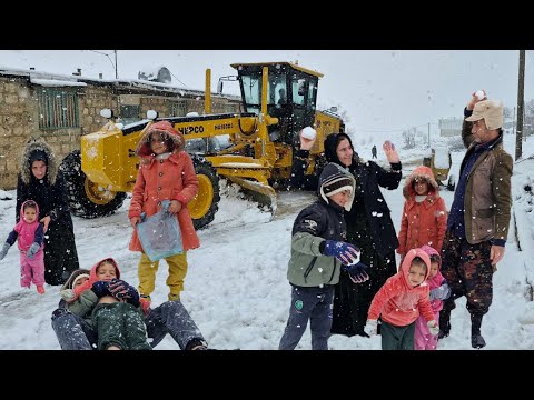 "😍❄️🥹Gavam and Suzanne's romantic snow play under the heavy winter snowfall"