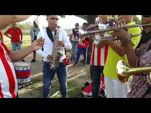"Frente Rojiblanco Sur - Ensayo trompetas y saxo" Barra: Frente Rojiblanco Sur &bull; Club: Junior de Barranquilla