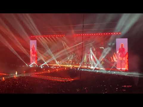 Mylène Farmer - Désenchantée (avec le public) - Nevermore - Stade de France - Paris 2024