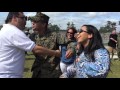 Elle court embrasser son mari soldat, mais regardez bien qui est derrière elle!