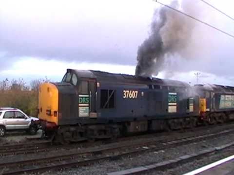 DRS class 37 No. 37607 fires up at York in the sidings. CLAG MONSTER!! 24.11.10.