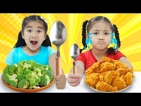 Annie and Suri Pretend Play the Big and Small Spoon Food Challenge