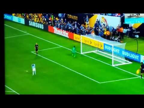 Messi pateando su penal a la tribuna