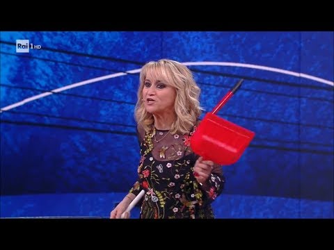 Luciana Littizzetto - Il problema di spazzare e i nomi delle vie  - Che tempo che fa 18/02/2018
