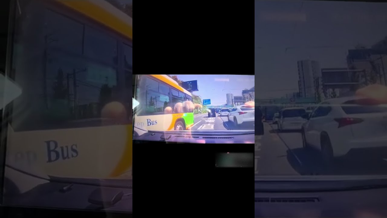 路線バスの強引な幅寄せ割り込みで乗用車男と口論#shorts