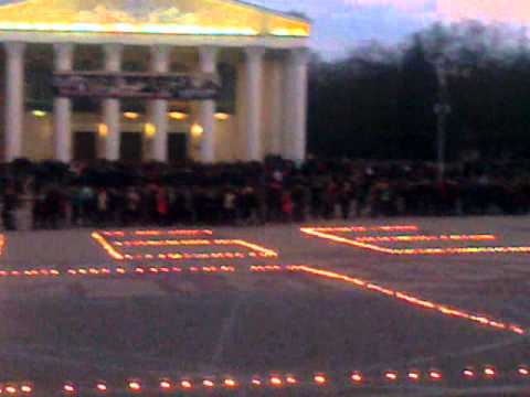 В Белгороде на Соборной площади выложили из 1 418 свечей слова «Победа! 70 лет»
