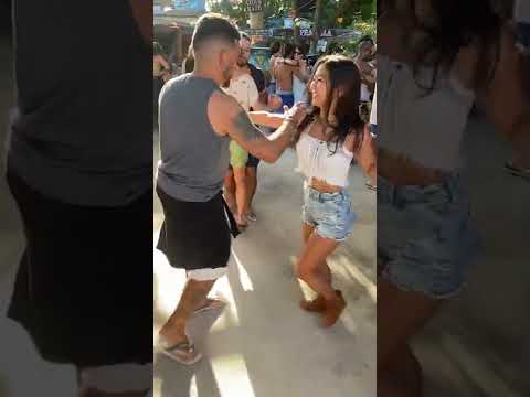 Dançando forró pé de serra na padaria de itaúnas