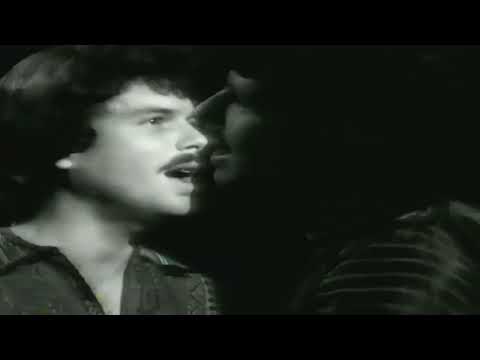 Scott McKenzie - San Francisco (Be Sure to Wear Flowers in Your Hair)