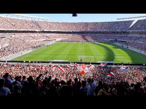 Ay che bostero, mirá q distintos somos, ustedes van con la yuta, nosotro' aguantamo' solos