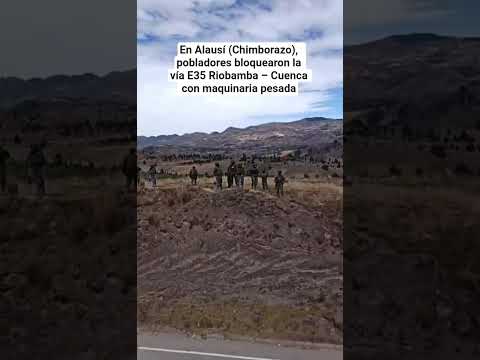 ⚠️ En Alausí (Chimborazo), pobladores bloquearon la vía E35 Riobamba – Cuenca con maquinaria pesada.