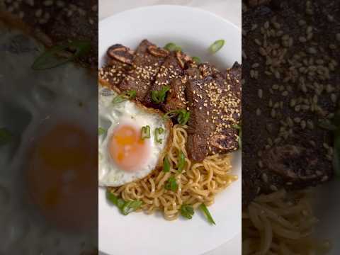 Macarrão instantâneo Mi Goreng da Indomie… Elevado 🍳#shorts