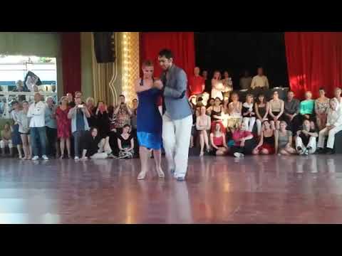 Exhibición de Juan Pablo Canavire y Sara Westin bailando El Cachivache