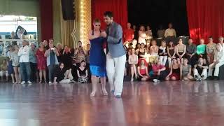Exhibición de Juan Pablo Canavire y Sara Westin bailando El Cachivache