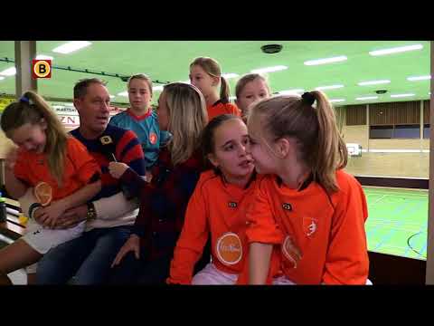 Ook deze meiden deden mee aan het zaalvoetbaltoernooi