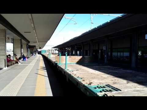 Treno merci  in transito a Rimini con saluto