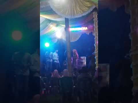 Kedua mempelai mempersembahkan lagu togu ni cinta remix