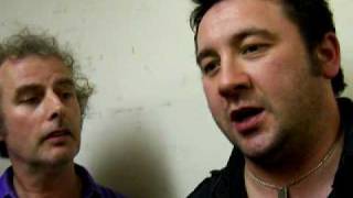 KING KING AND PETE FEENSTRA in a jovial conversation prior to a stonking gig 30.04.10
