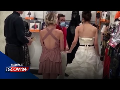Fa irruzione nel negozio del fidanzato in abito bianco: "O ci sposiamo o è finita"