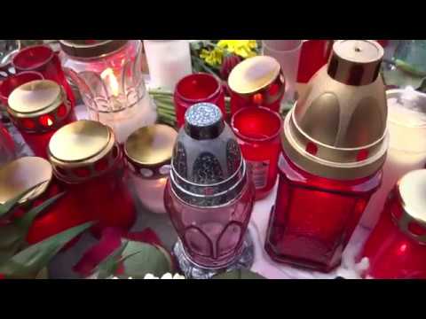 NEJÚCHVATNĚJŠÍ  PIETNÍ MÍSTO / KAREL GOTT - 14.7. 1939 - 1.10. 2019, před jeho vilou