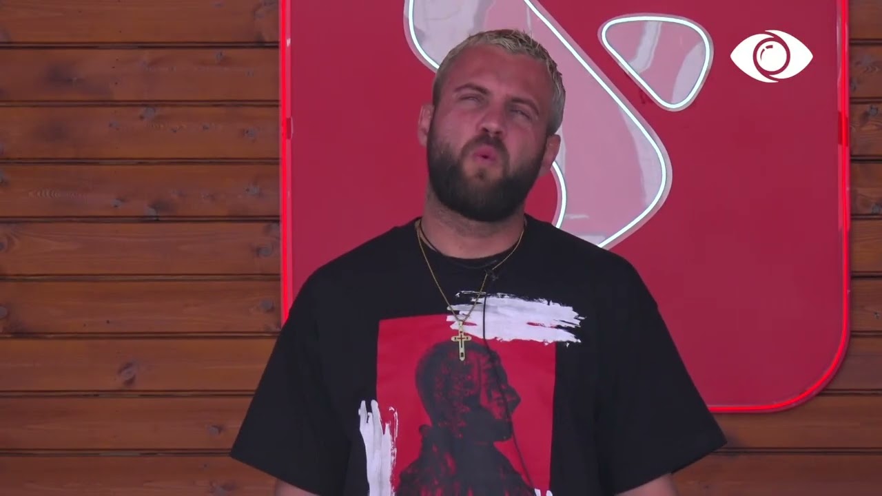 Luizi nis ditën duke kënduar