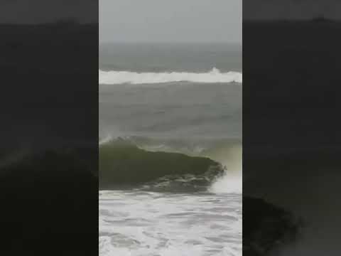 amazing waves of puri beach
