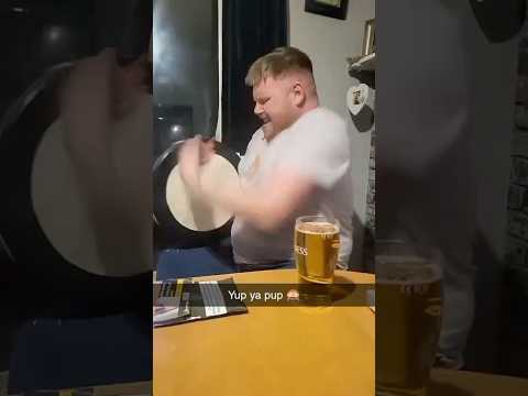 This is how you play the Bodhran👏☘️ #irishtradition #bodhran #irish #culture 📸👉 TT:Darylldaly91