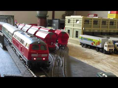 Eine Kölner 215 schiebt ihren RE und muss halten (Fleischmann)