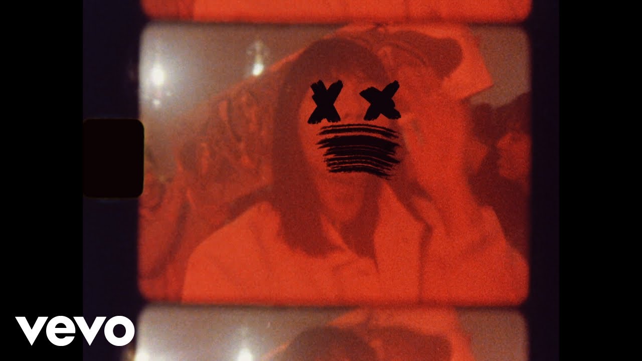 ‘Uh Huh’ Music Video