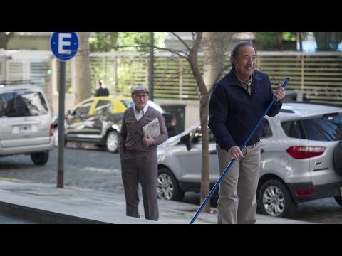 El Encargado | Eliseo asustando peatones