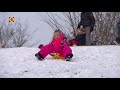 Verkeersellende en sneeuwpret gaan deze dagen hand in hand. Voor de een is de winterse neerslag e...