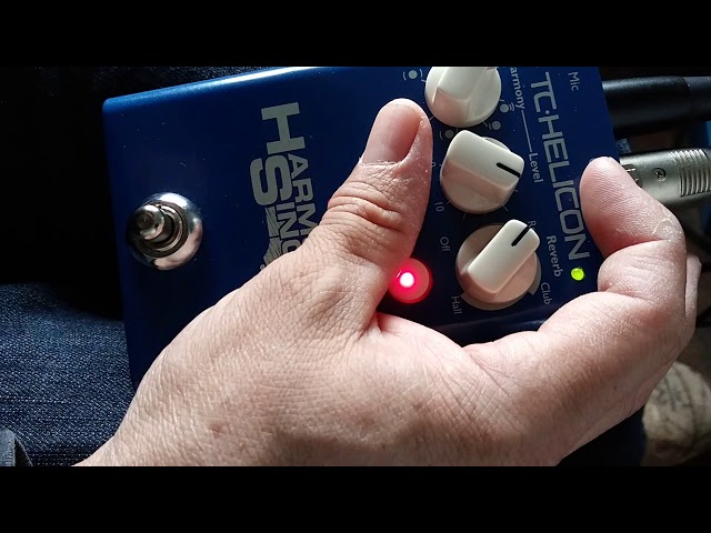 Vídeo relacionado con TC Helicon HARMONY SINGER 2 Stompbox de efectos vocales alimentado por batería con armonía, reverberación y tono controlados por guitarra